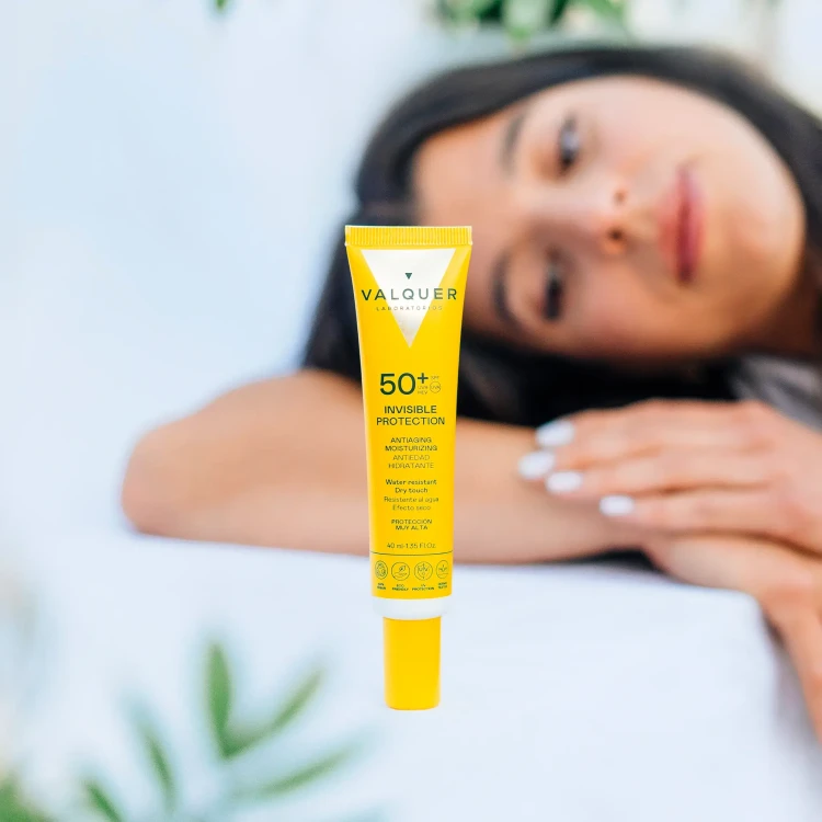 Valquer Invisible Protection Facial SPF 50 - Serum przeciwzmarszczkowe z SPF 50 - 40ml
